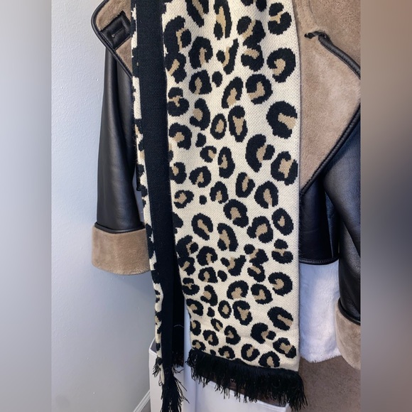 Urban Outfitters Scarf Cheetah 🐆 print - Picture 3 of 5